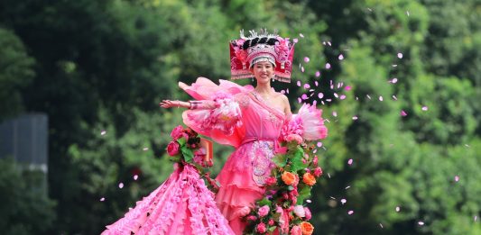 Cina: Qiannan celebra 70 anni con una parata nel Guizhou (3)