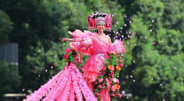 Cina: Qiannan celebra 70 anni con una parata nel Guizhou (3)