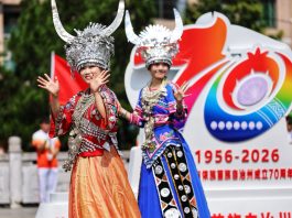 Cina: Qiannan celebra 70 anni con una parata nel Guizhou (4)