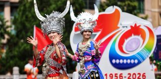 Cina: Qiannan celebra 70 anni con una parata nel Guizhou (4)
