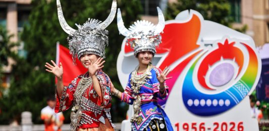 Cina: Qiannan celebra 70 anni con una parata nel Guizhou (4)