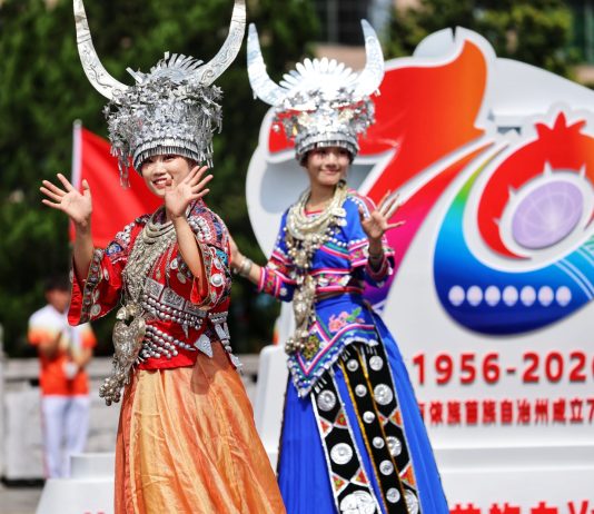 Cina: Qiannan celebra 70 anni con una parata nel Guizhou (4)