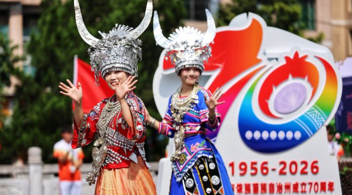 Cina: Qiannan celebra 70 anni con una parata nel Guizhou (4)
