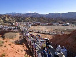 Cina: Zhangye, oltre 25.000 visitatori al giorno nell’area panoramica Danxia (1)