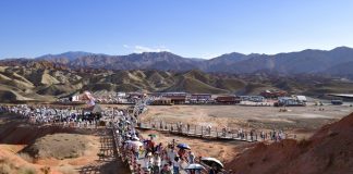 Cina: Zhangye, oltre 25.000 visitatori al giorno nell’area panoramica Danxia (1)