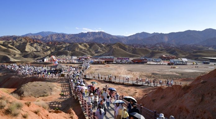 Cina: Zhangye, oltre 25.000 visitatori al giorno nell’area panoramica Danxia (1)