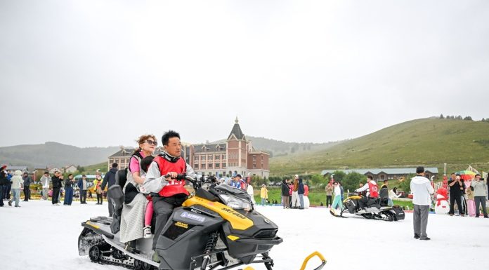 Cina: Yakeshi, attività su ghiaccio e neve fuori stagione attirano turisti (1)