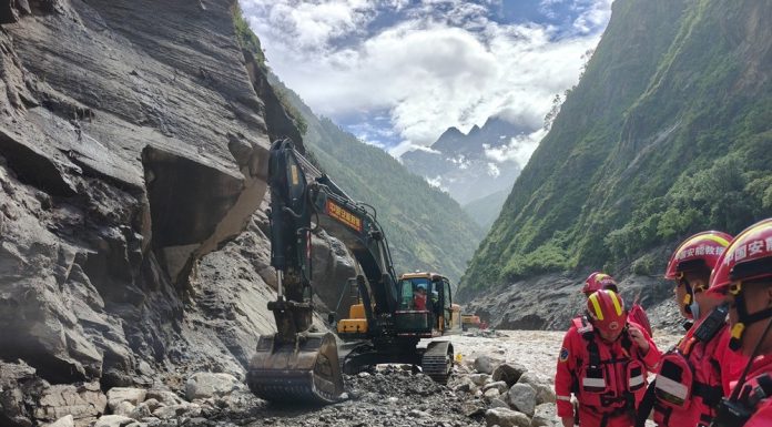 Cina: Xizang, oltre 2.100 soccorritori impegnati nelle ricerche dopo colata di fango (1)