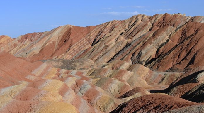 Cina: Zhangye, oltre 25.000 visitatori al giorno nell’area panoramica Danxia (2)