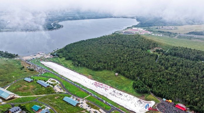 Cina: Yakeshi, attività su ghiaccio e neve fuori stagione attirano turisti (2)