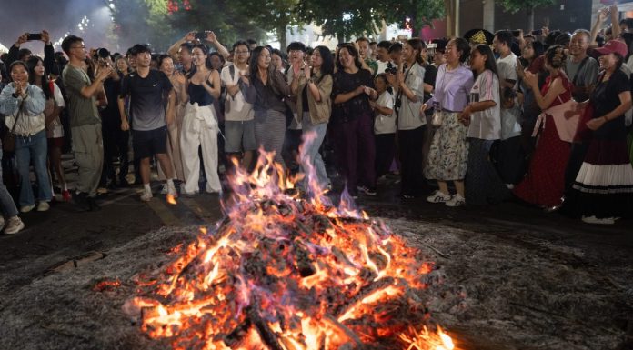 Cina: la Festa delle torce anima la contea di Yuexi nel Sichuan (1)