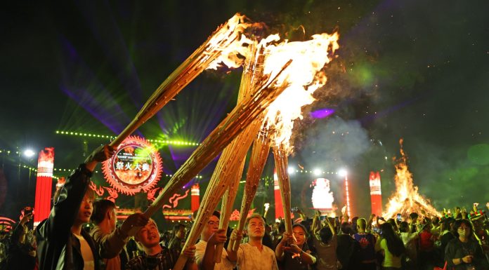 Cina: la Festa delle torce anima Guizhou e Yunnan (2)