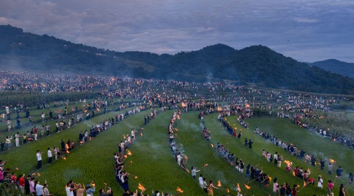Cina: la Festa delle torce anima la contea di Yuexi nel Sichuan (2)