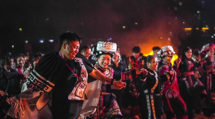 Cina: la Festa delle torce anima Guizhou e Yunnan (3)