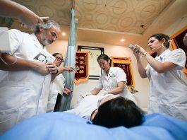 Cina: visitatori internazionali scoprono la medicina tradizionale a Sanya (1)