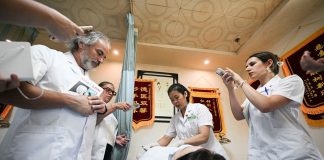 Cina: visitatori internazionali scoprono la medicina tradizionale a Sanya (1)