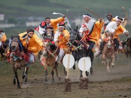Cina: acrobazie a cavallo nella contea di Litang (2)
