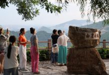 Cina: il “Villaggio di pietra” di Tianjin attrae numerosi turisti (1)
