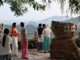Cina: il “Villaggio di pietra” di Tianjin attrae numerosi turisti (1)