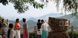 Cina: il “Villaggio di pietra” di Tianjin attrae numerosi turisti (1)