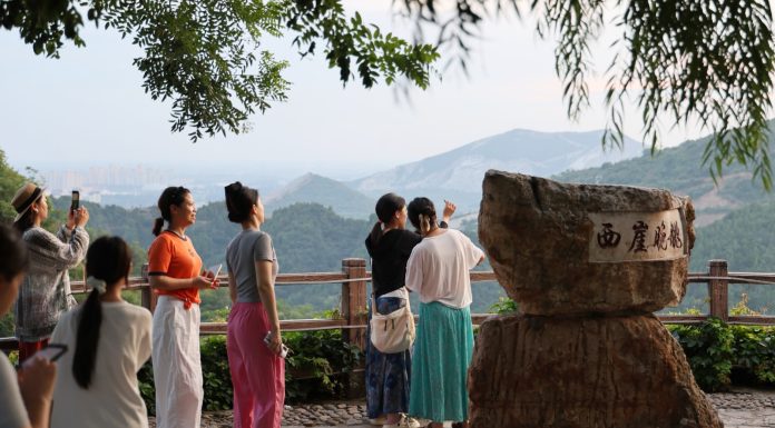 Cina: il “Villaggio di pietra” di Tianjin attrae numerosi turisti (1)