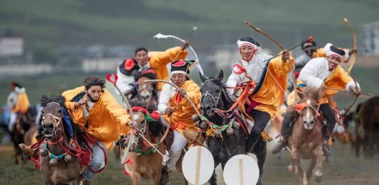 Cina: acrobazie a cavallo nella contea di Litang (2)