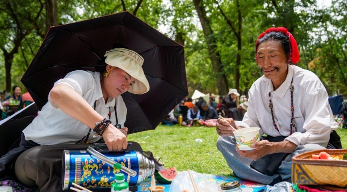Cina: tradizione del Lingka durante il Festival Shoton nello Xizang (1)