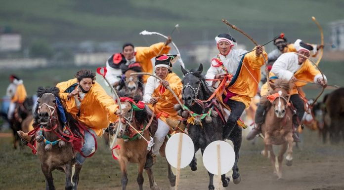 Cina: acrobazie a cavallo nella contea di Litang (2)