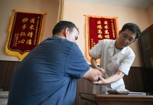 Cina: visitatori internazionali scoprono la medicina tradizionale a Sanya (2)