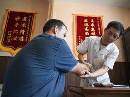 Cina: visitatori internazionali scoprono la medicina tradizionale a Sanya (2)