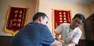 Cina: visitatori internazionali scoprono la medicina tradizionale a Sanya (2)