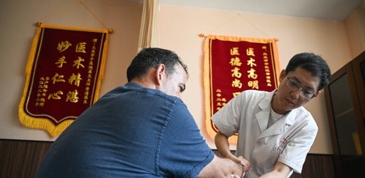 Cina: visitatori internazionali scoprono la medicina tradizionale a Sanya (2)