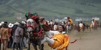 Cina: acrobazie a cavallo nella contea di Litang (3)