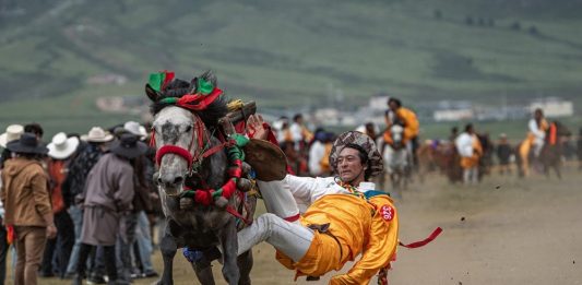 Cina: acrobazie a cavallo nella contea di Litang (3)