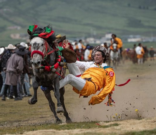 Cina: acrobazie a cavallo nella contea di Litang (3)