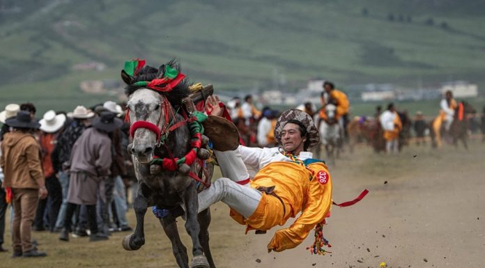 Cina: acrobazie a cavallo nella contea di Litang (3)
