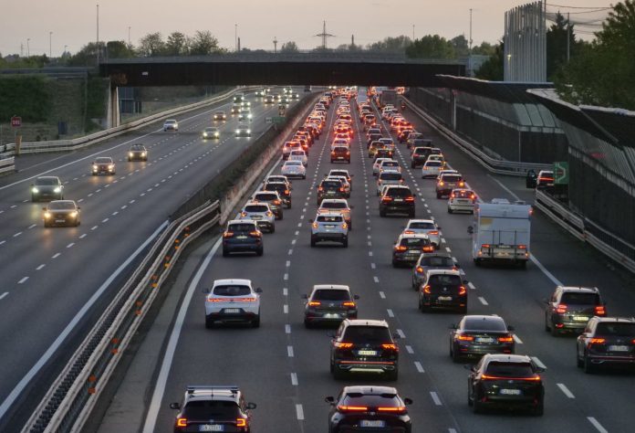 Controesodo di pasquetta, traffico intenso con lunghe colonne su tutta l'autostrada A4 in direzione Milano