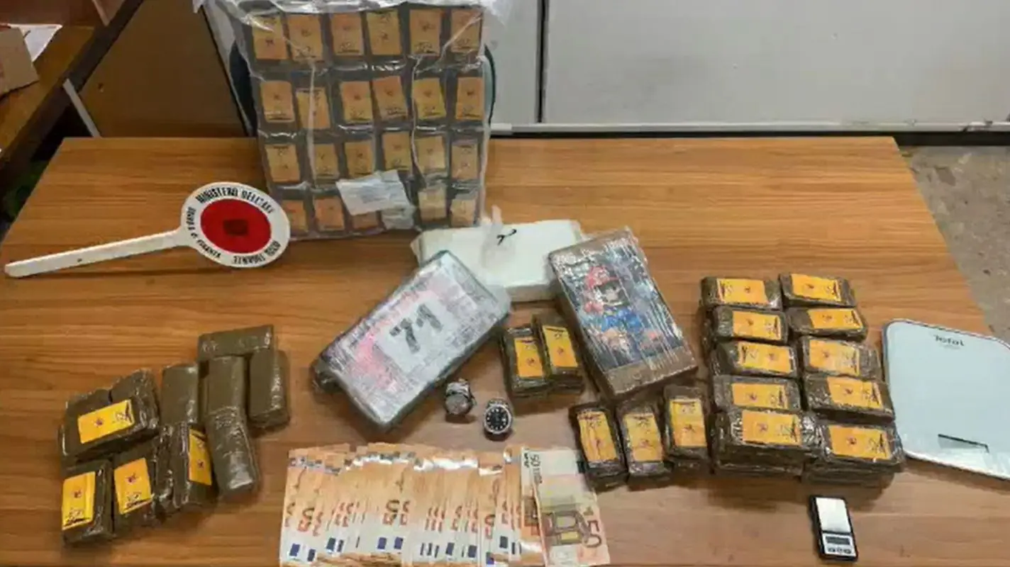 Contrasto al traffico di stupefacenti a Roma, due arresti e 13 kg di droga sequestrati nel quartiere di Castelverde