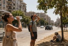 Surriscaldamento globale: gli impatti sulla vita quotidiana famiglia nel caldo torrido