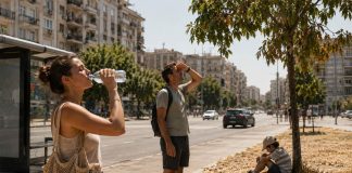 Surriscaldamento globale: gli impatti sulla vita quotidiana famiglia nel caldo torrido