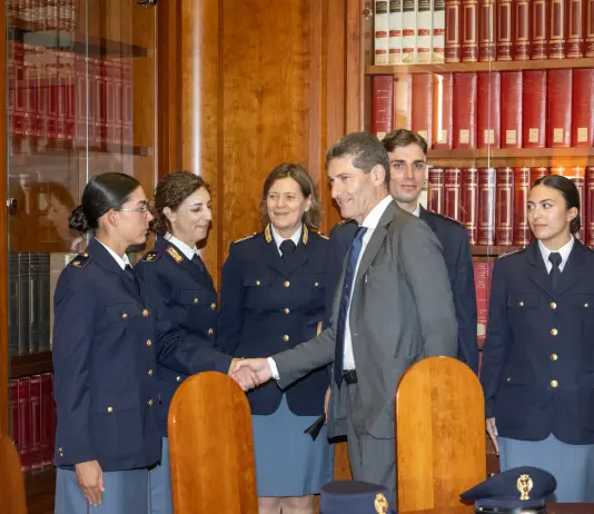 Polizia, gli allievi agenti del 233° corso di formazione ricevono gli alamari