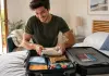 Come preparare la valigia per le vacanze in modo perfetto ragazzo prepara valigia