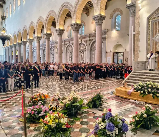 Crollo a Messina, Cattedrale gremita per l’ultimo saluto ad Alessandra Frazzica: oggi lutto cittadino