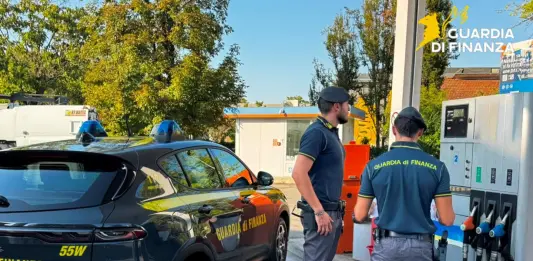 Reggio Emilia, controlli della Guardia di Finanza sui prezzi dei carburanti: riscontrate irregolarità nel 38% delle verifiche