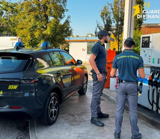 Reggio Emilia, controlli della Guardia di Finanza sui prezzi dei carburanti: riscontrate irregolarità nel 38% delle verifiche