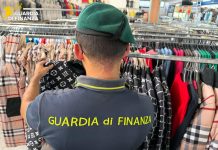 Catania, contrasto alla contraffazione: sequestrati 4.400 capi d’abbigliamento