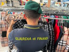 Catania, contrasto alla contraffazione: sequestrati 4.400 capi d’abbigliamento