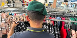 Catania, contrasto alla contraffazione: sequestrati 4.400 capi d’abbigliamento