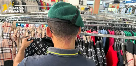 Catania, contrasto alla contraffazione: sequestrati 4.400 capi d’abbigliamento