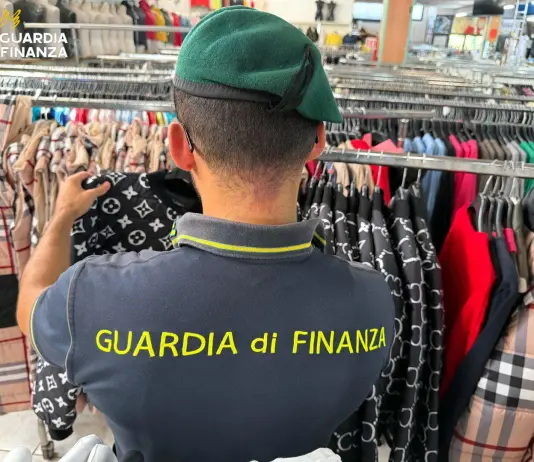 Catania, contrasto alla contraffazione: sequestrati 4.400 capi d’abbigliamento